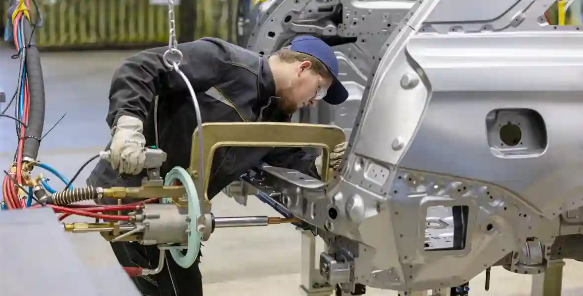 Новость EVOLUTE «Первый в России специализированный завод по производству электромобилей и гибридов в липецкой области объявляет о запуске цехов сварки и окраски кузовов автомобилей EVOLUTE»