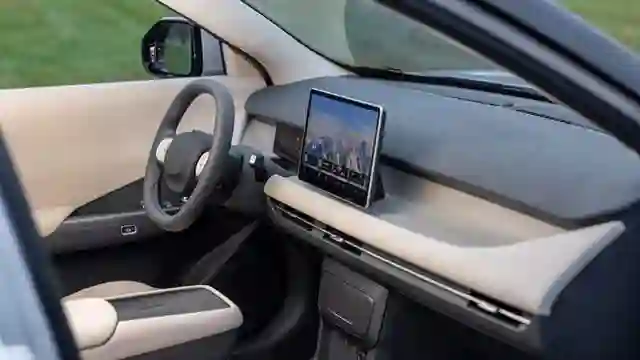 Новость EVOLUTE (Тихо едет, громко лает: чем удивил доступный российский электромобиль)