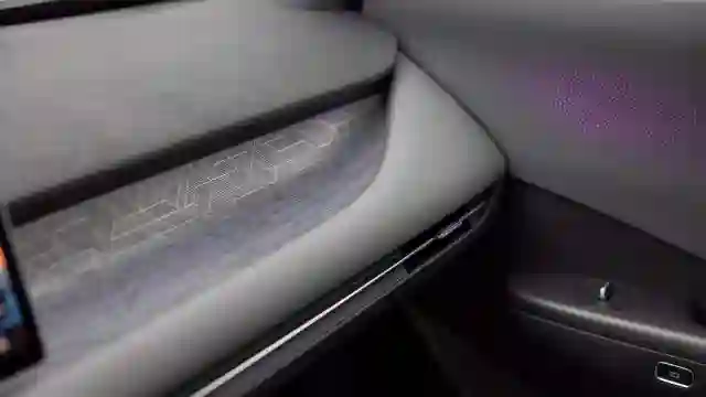 Новость EVOLUTE (Тихо едет, громко лает: чем удивил доступный российский электромобиль)